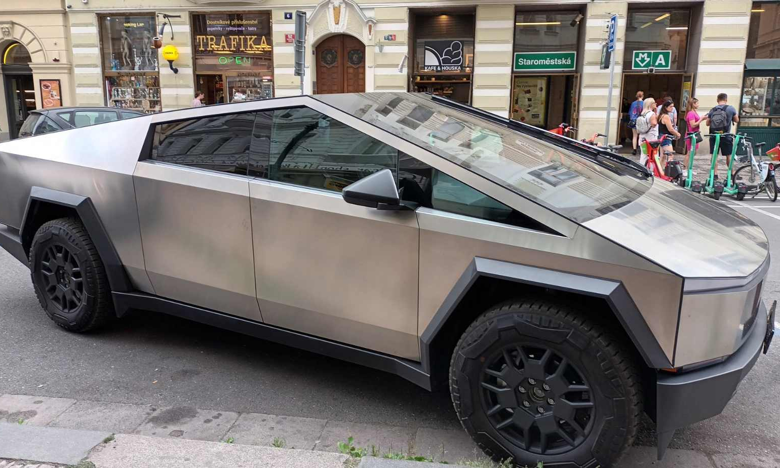 Chiếc Tesla Cybertruck tại CH Czech hồi tháng 7. Ảnh: Prague Morning