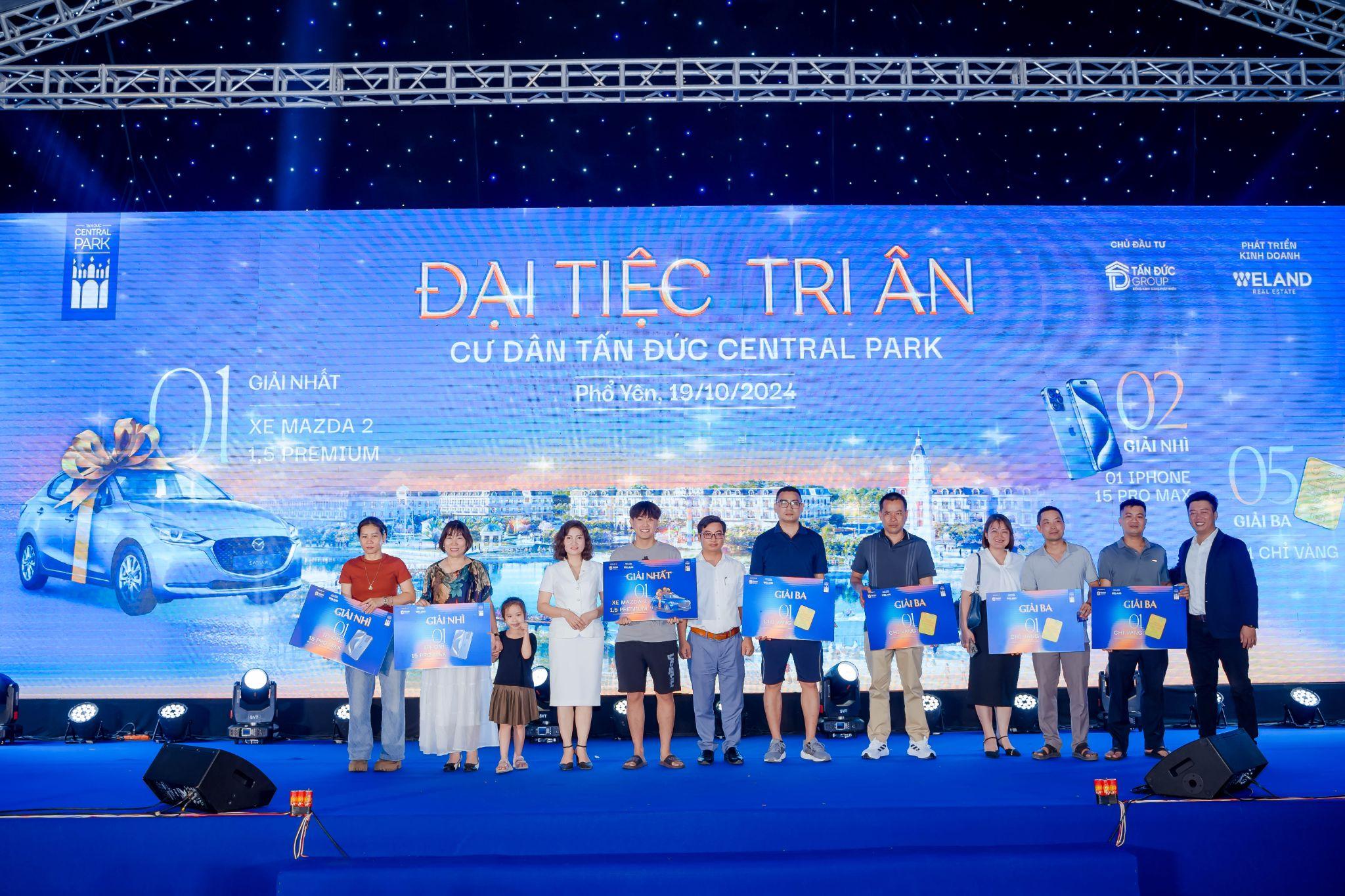 Những khách hàng may mắn đã trúng thưởng tại Sự kiện.
