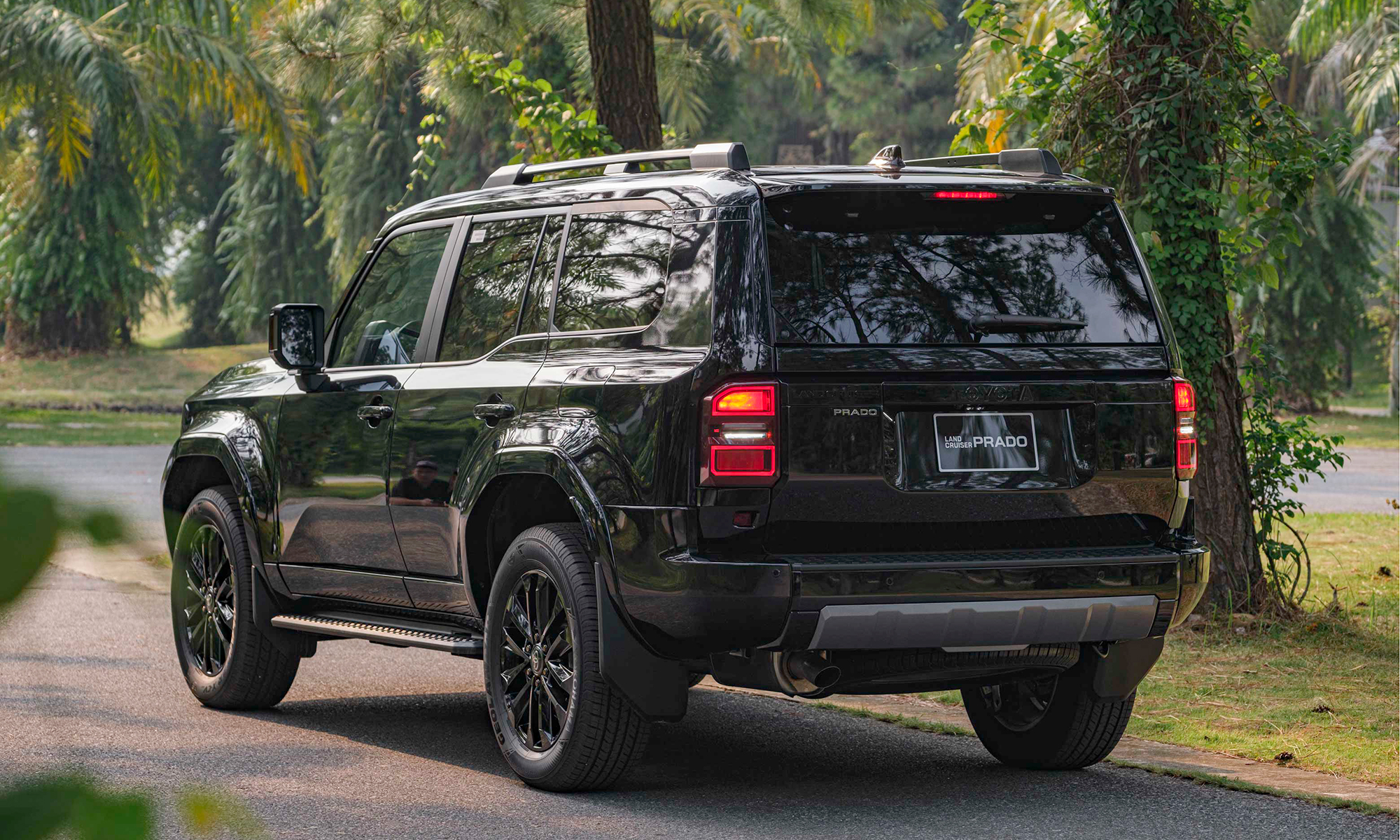 Ngoại hình Land Cruiser Prado thế hệ mới vuông vức hơn thế hệ cũ. Ảnh: Toyota