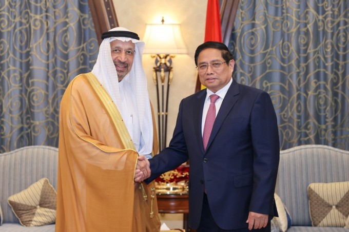 Thủ tướng Phạm Minh Chính và Bộ trưởng Đầu tư Saudi Arabia Khalid bin Abdulaziz Al-Falih tại cuộc gặp, tại Riyadh, ngày 30/10. Ảnh: VGP