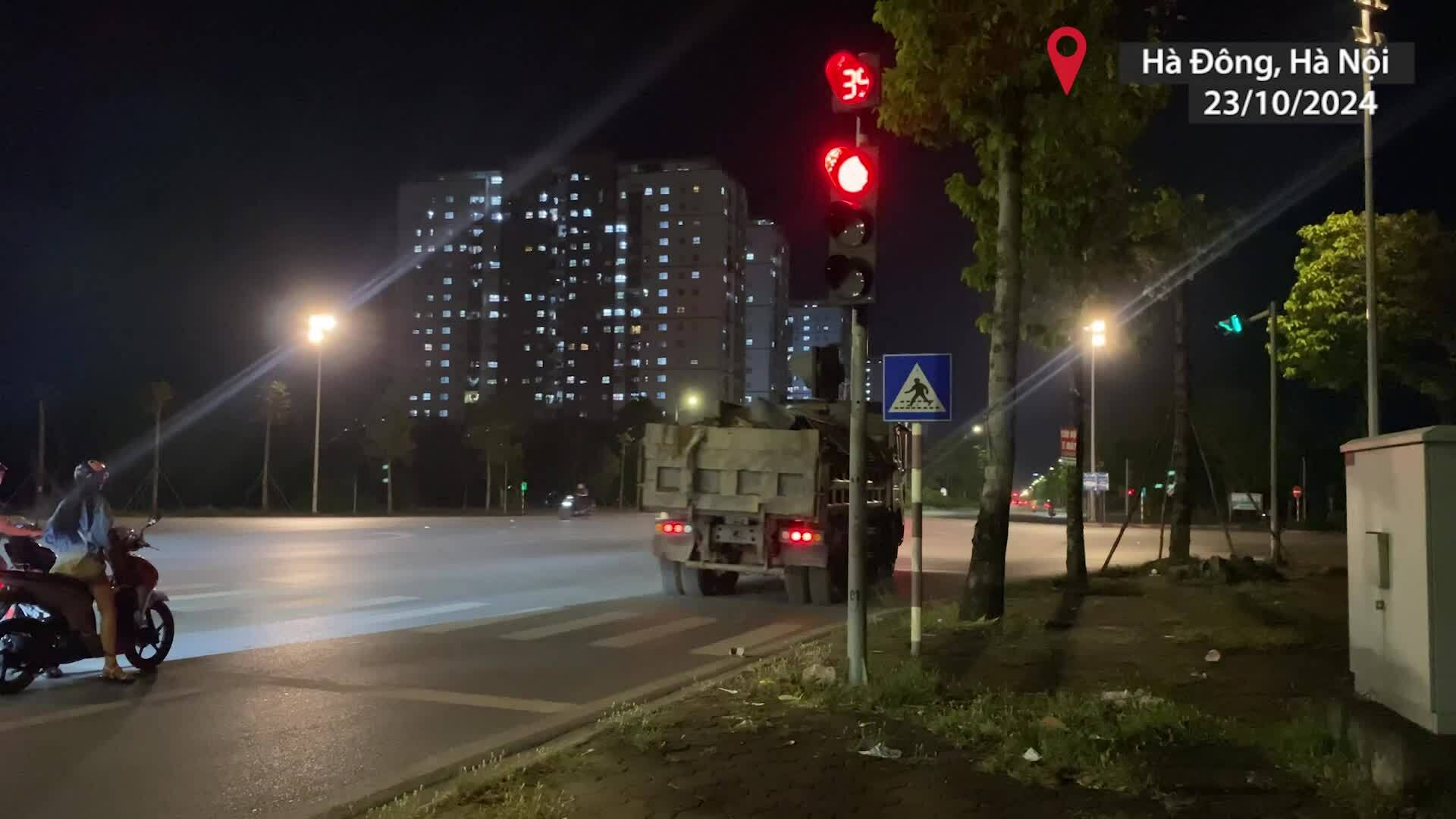Hàng loạt xe tải vượt đèn đỏ gây bức xúc