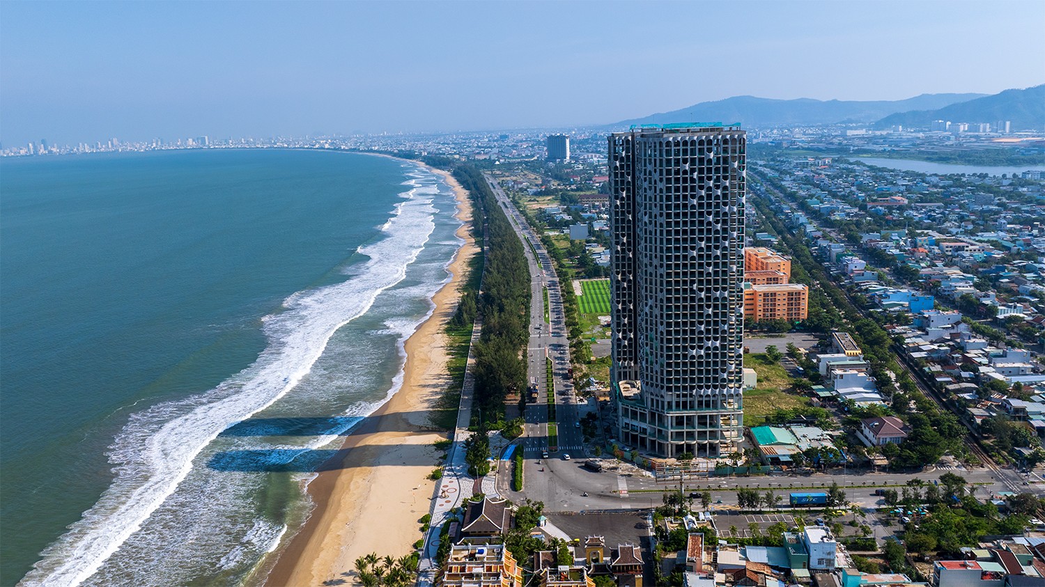 Với nhiều tiềm năng đầy hứa hẹn, các dự án căn hộ mặt biển tại khu Tây Bắc Đà Nẵng đang ngày càng có sức hút với các nhà đầu tư miền Bắc. Ảnh: Anh Vũ.