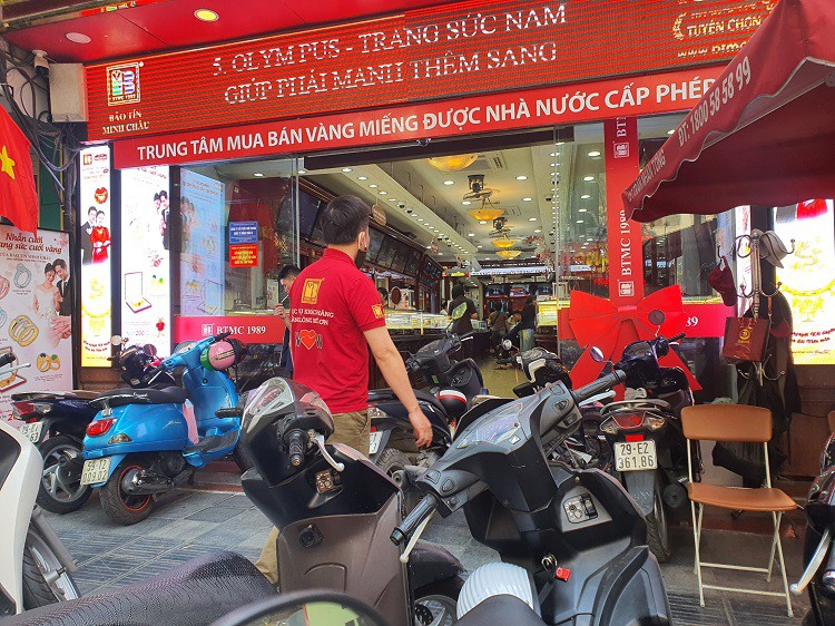 Sáng nay, cửa hàng Bảo tín Minh Châu cơ sở Trần Nhân Tông chỉ phát số cho 100 khách, mỗi người chỉ được mua tối đa 1 chỉ vàng.