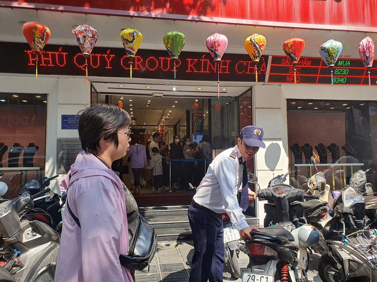 Mặc dù đã quá trưa, tiệm vàng của Phú Quý vẫn đông nghịt khách.