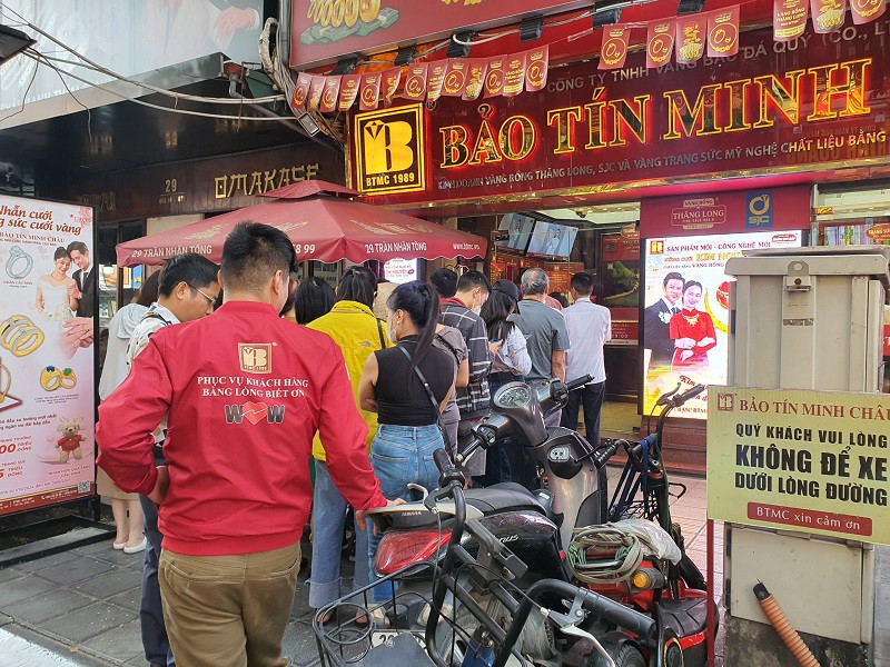 Giá vàng liên tục biến động mạnh, người dân xếp hàng dài mua bán.
