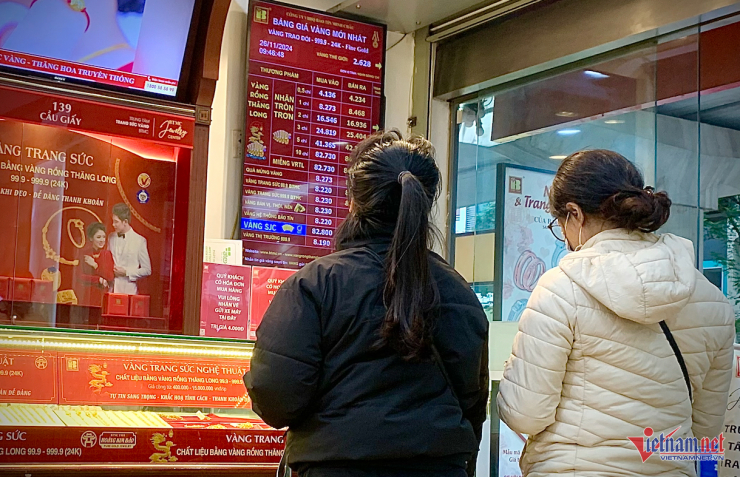 Nhiều người đến nghe ngóng giá vàng, thấy cửa hàng vắng vẻ liền đi về. Ảnh: Tiến Anh