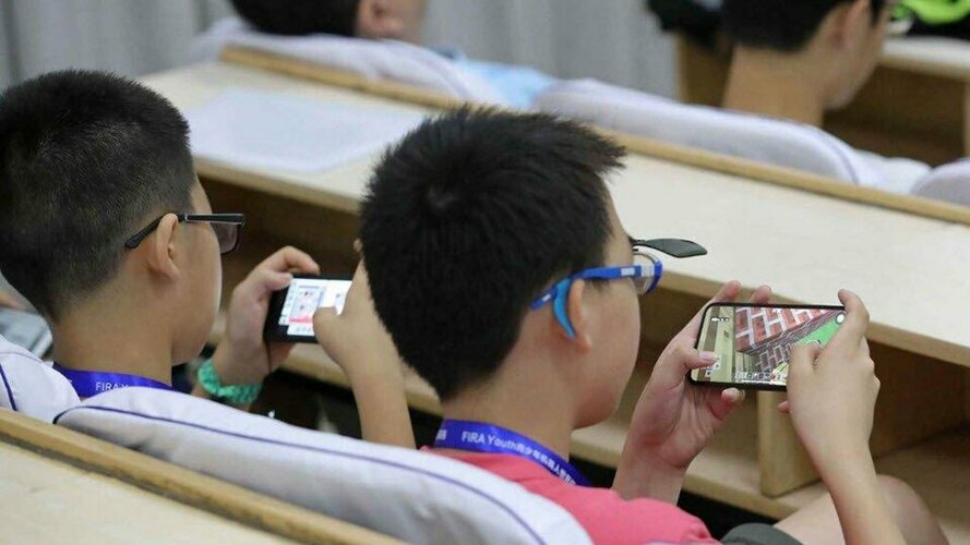 Tac-hai-cua-dien-thoai-doi-voi-hoc-sinh-gay-nghien-game-dien-thoai-mang-xa-hoi-internet_jpg_75.jpg