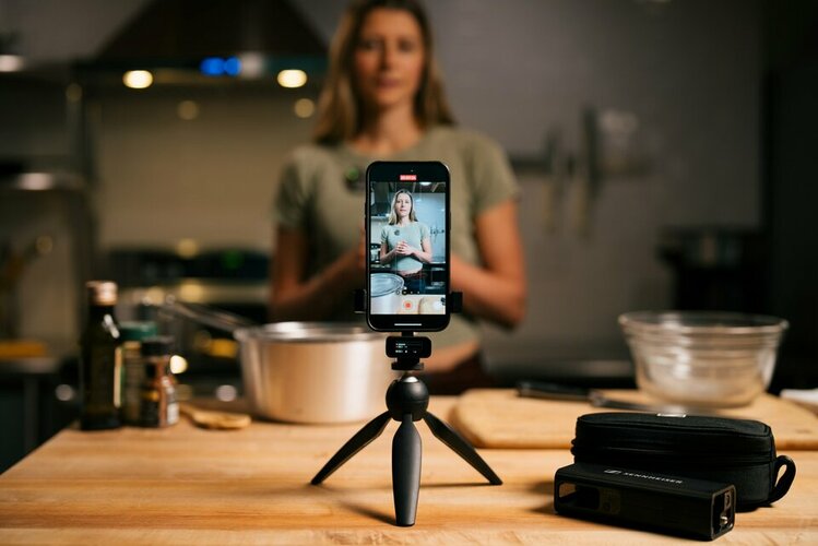 9. Profile Wireless có thể sử dụng kết hợp cùng điện thoại di động để quay nội dung theo khung...jpg