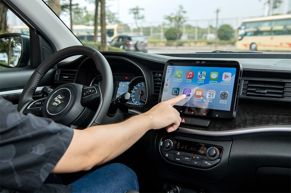 Hệ thống giải trí với khả năng kết nối không dây Apple CarPlay và Android Auto, cho phép người dùng dễ dàng kết nối điện thoại thông minh.