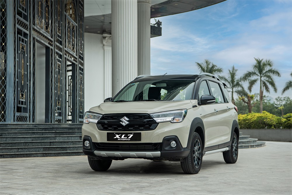 Mâm sơn đen, lưới tản nhiệt màu đen giúp ngoại hình Suzuki XL7 Hybrid thêm phần mạnh mẽ, thể thao.