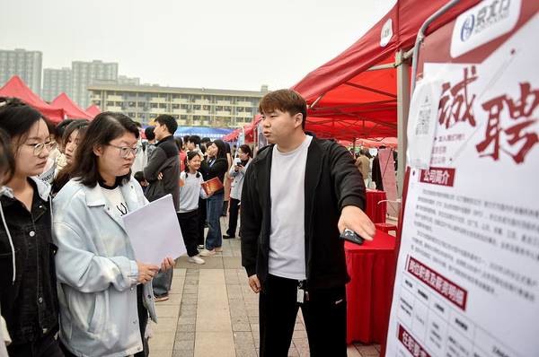 Sinh viên đang tham dự một hội chợ việc làm ở Hợp Phì, tỉnh An Huy tháng 11/2024. Ảnh: Thinkchina