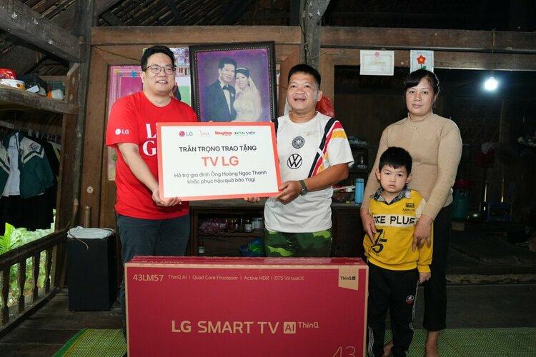 Đại diện LG trao tặng TV cho gia đình anh Hoàng Ngọc Thanh (Copy).jpg
