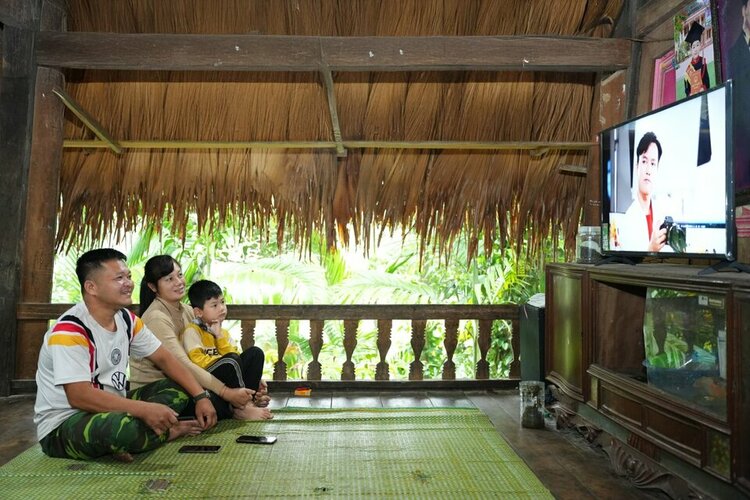 Gia đình anh Hoàng Ngọc Thanh quây quần bên chiếc TV mới (Copy).jpg