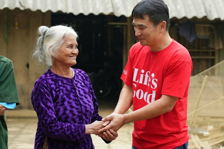 Đại diện LG thăm hỏi, động viên các gia đình chịu ảnh hưởng nặng nề bởi bão lũ (Copy).jpg