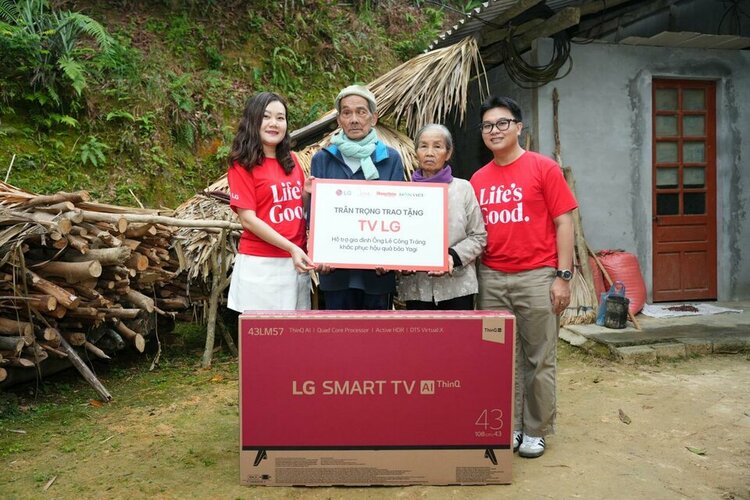 Đại diện LG trao tặng TV cho gia đình ông bà Lê Công Tráng (Copy).jpg
