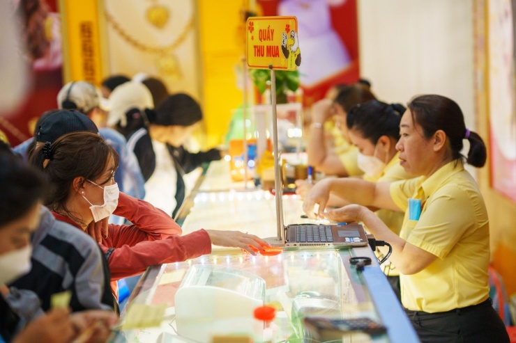 Nhiều người mua vàng có lời trong năm qua. Ảnh: Chí Hiếu