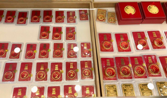 Giá vàng nhẫn, vàng miếng sát nhau.