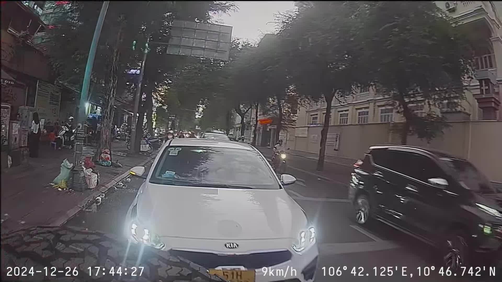Không giữ khoảng cách an toàn, ôtô đâm vào đuôi xe phía trước