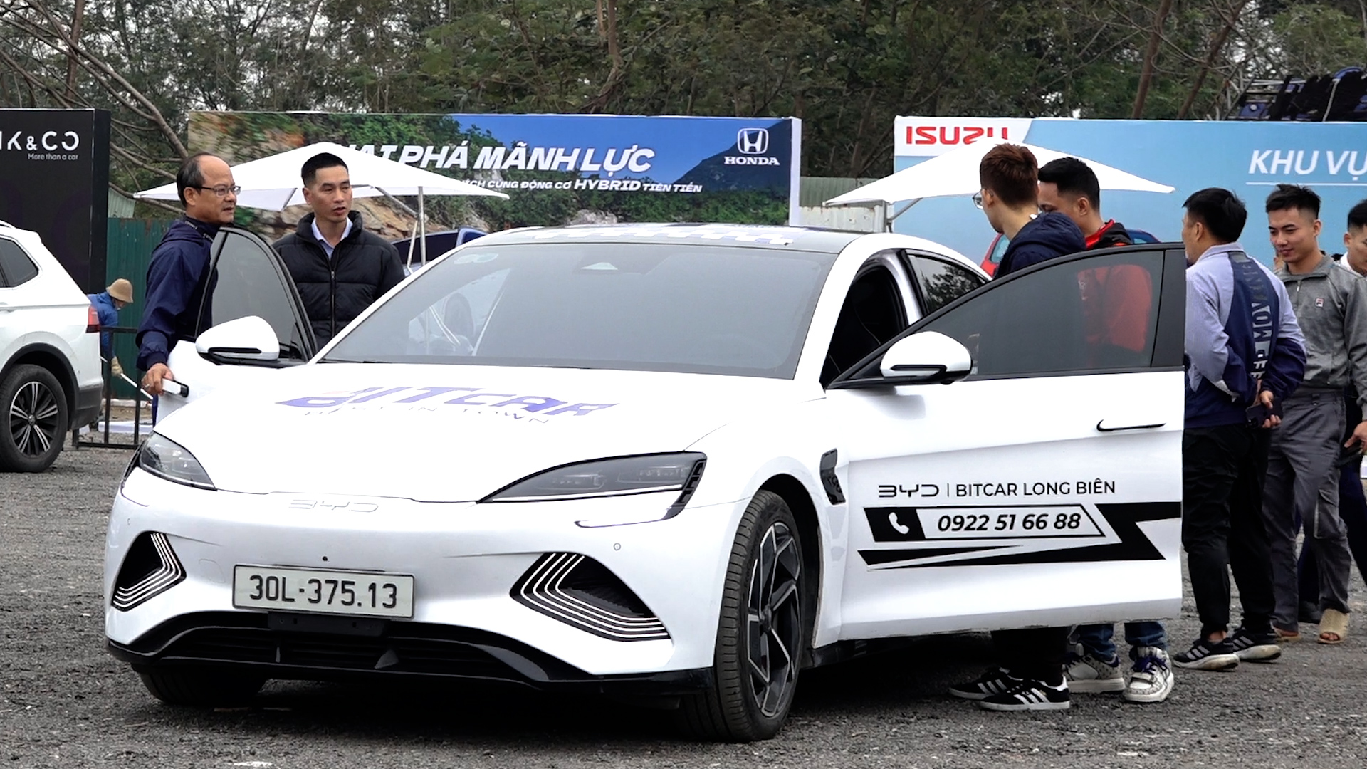 Hàng trăm người lái thử tại Triển lãm xe bền vững Việt Nam 2024