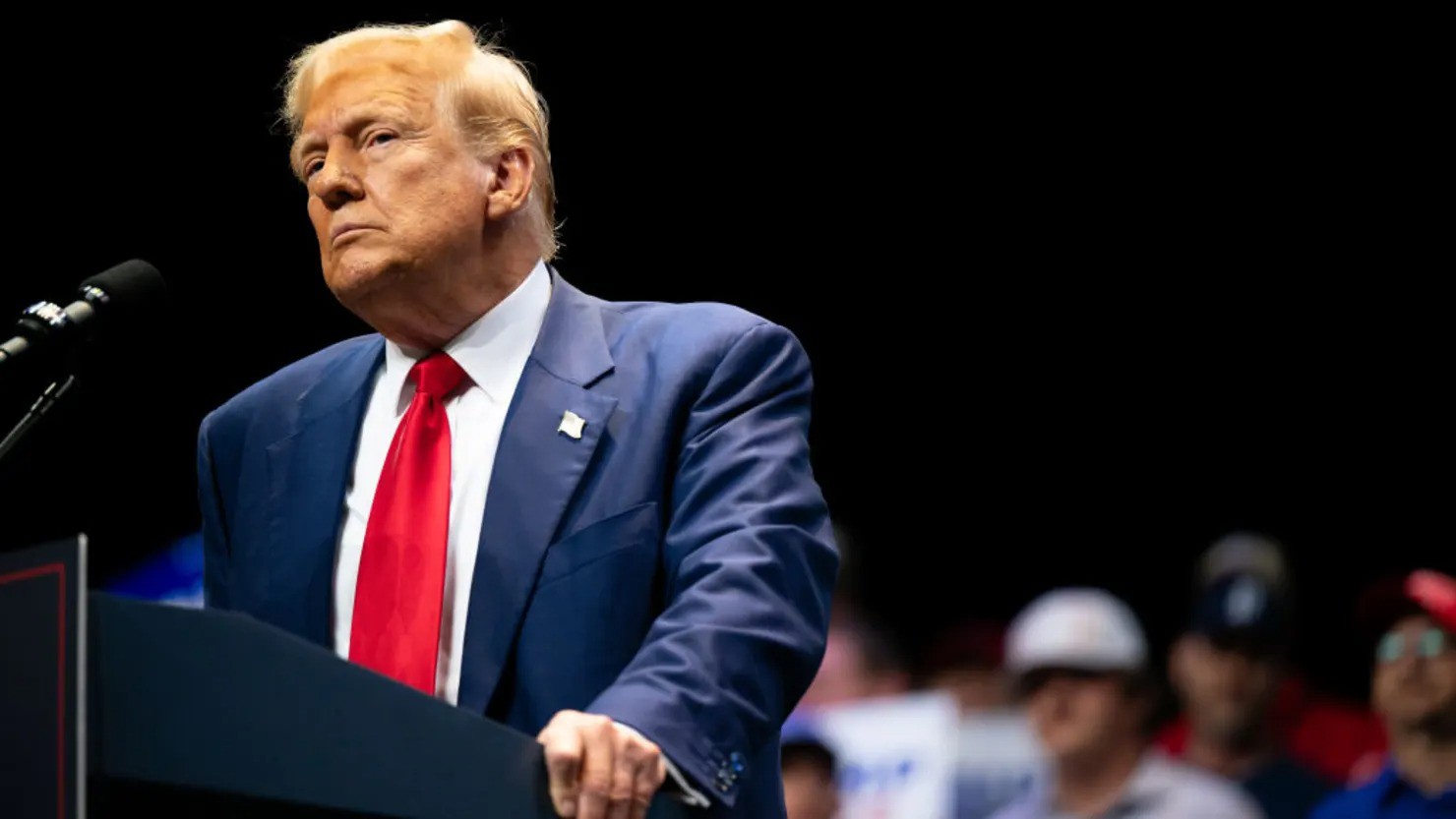 Trump đe dọa, ngành này ''đứng ngồi không yên'' - 1