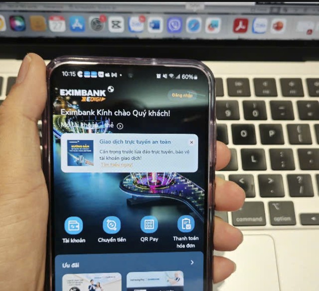 Khách hàng giao dịch trên ứng dụng ngân hàng.