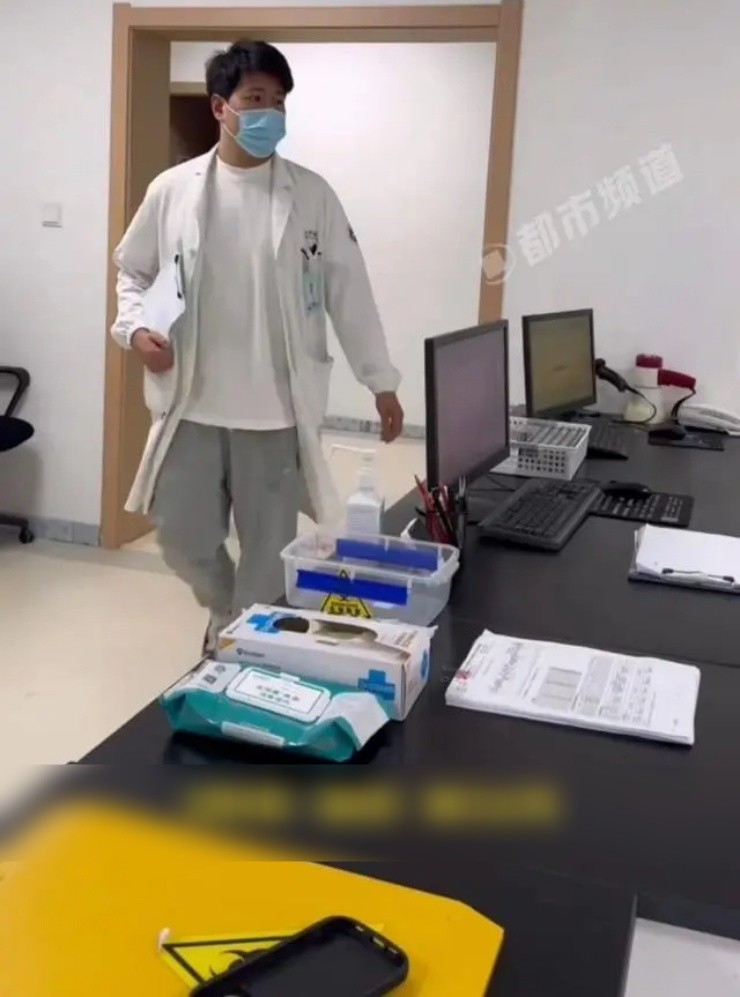 Bác sĩ 9x vừa chữa bệnh vừa bán hàng rong, kiêm luôn TikToker để kiếm tiền - 1