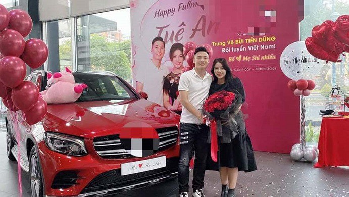 Bùi Tiến Dũng tặng vợ chiếc&nbsp;Mercedes-Benz GLC 300.