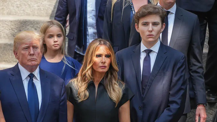 Barron Trump bên bố và mẹ