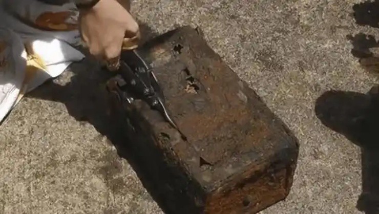 Cụ ông 70 tuổi đào được kho báu “khủng” khi đang sửa nhà - 1