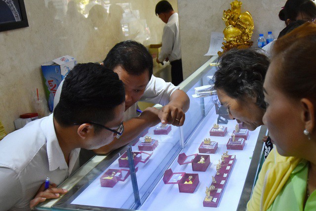 Giá vàng thế giới lúc 6 giờ ngày 23-1 lên tới 2.756 USD/ounce
