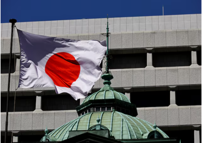 Quốc kỳ Nhật Bản tung bay tại tòa nhà Ngân hàng Nhật Bản ở Tokyo, Nhật Bản ngày 18/3/2024.