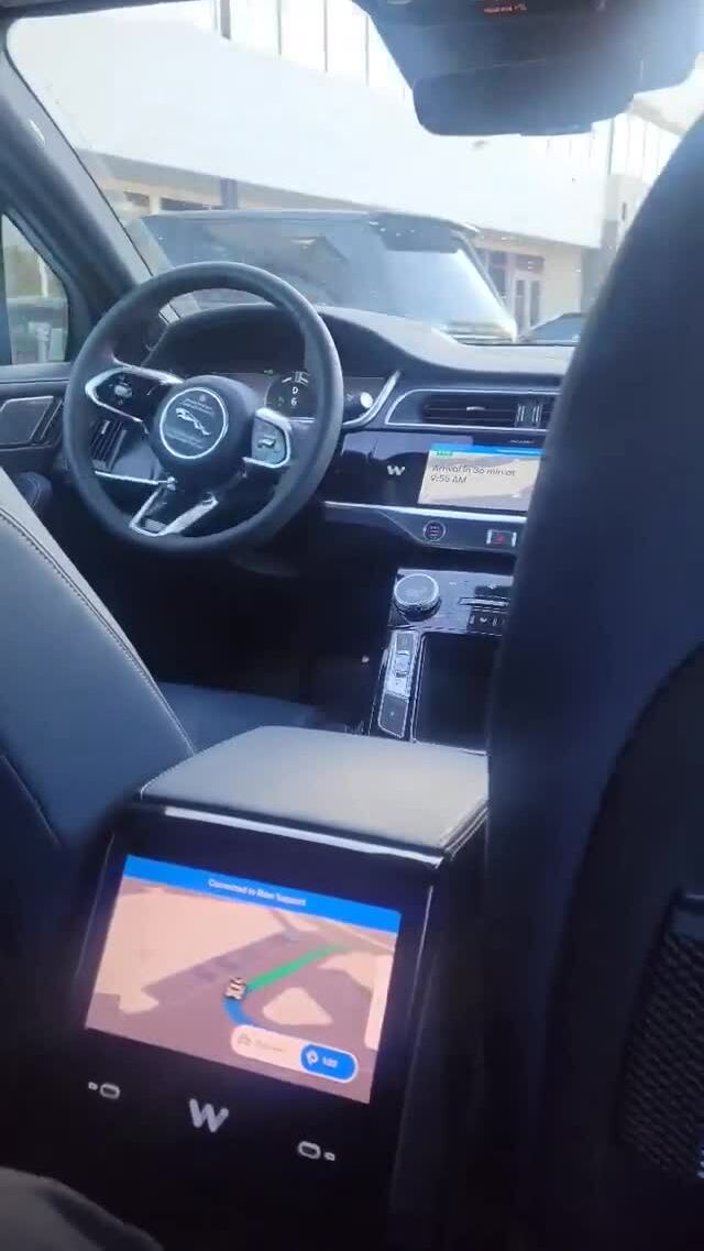 Hành khách lỡ chuyến bay vì robotaxi lòng vòng một chỗ