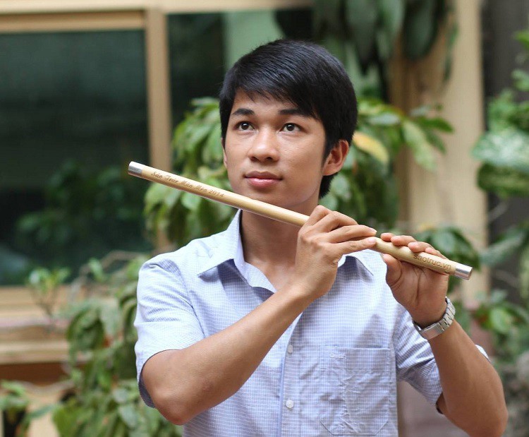 Với niềm đam mê thổi sáo, anh Mão đã có thu nhập hàng trăm triệu đồng từ khi còn là sinh viên.