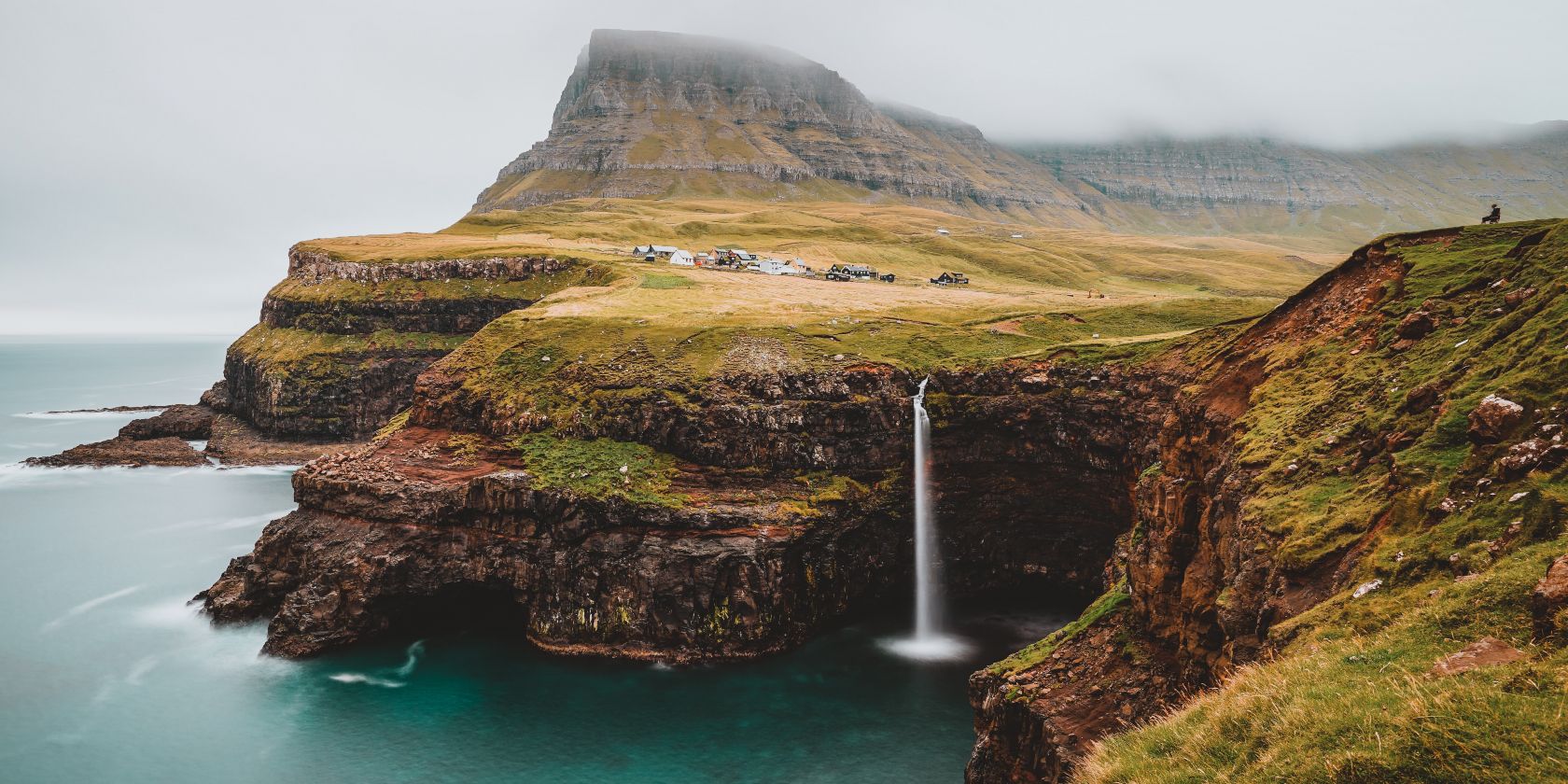 Một cảnh quan ở Quần đảo Faroe, có thác nước, vách đá và núi