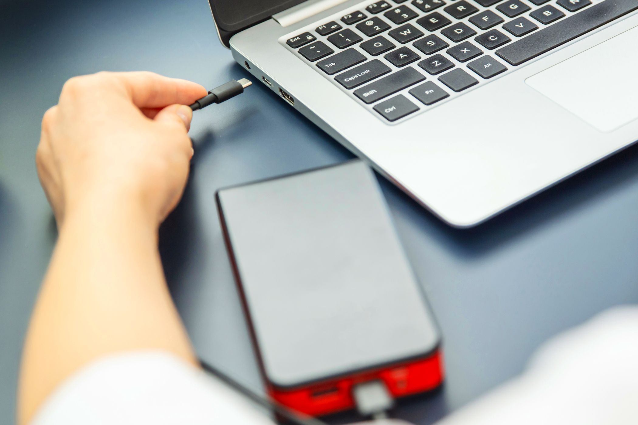 woman-pluggin-usb-c-cable-into-laptop-with-power-bank.jpg