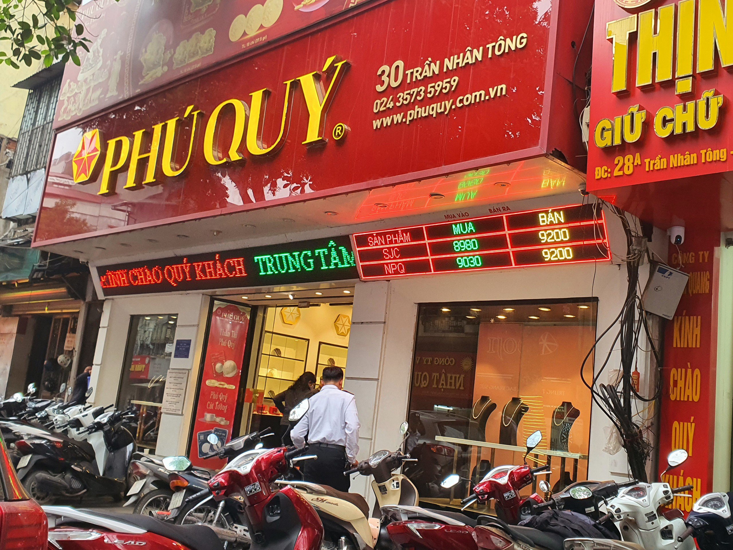 Phú Quý niêm yết giá vàng nhẫn cao hơn giá vàng miếng trong đầu giờ sáng nay.