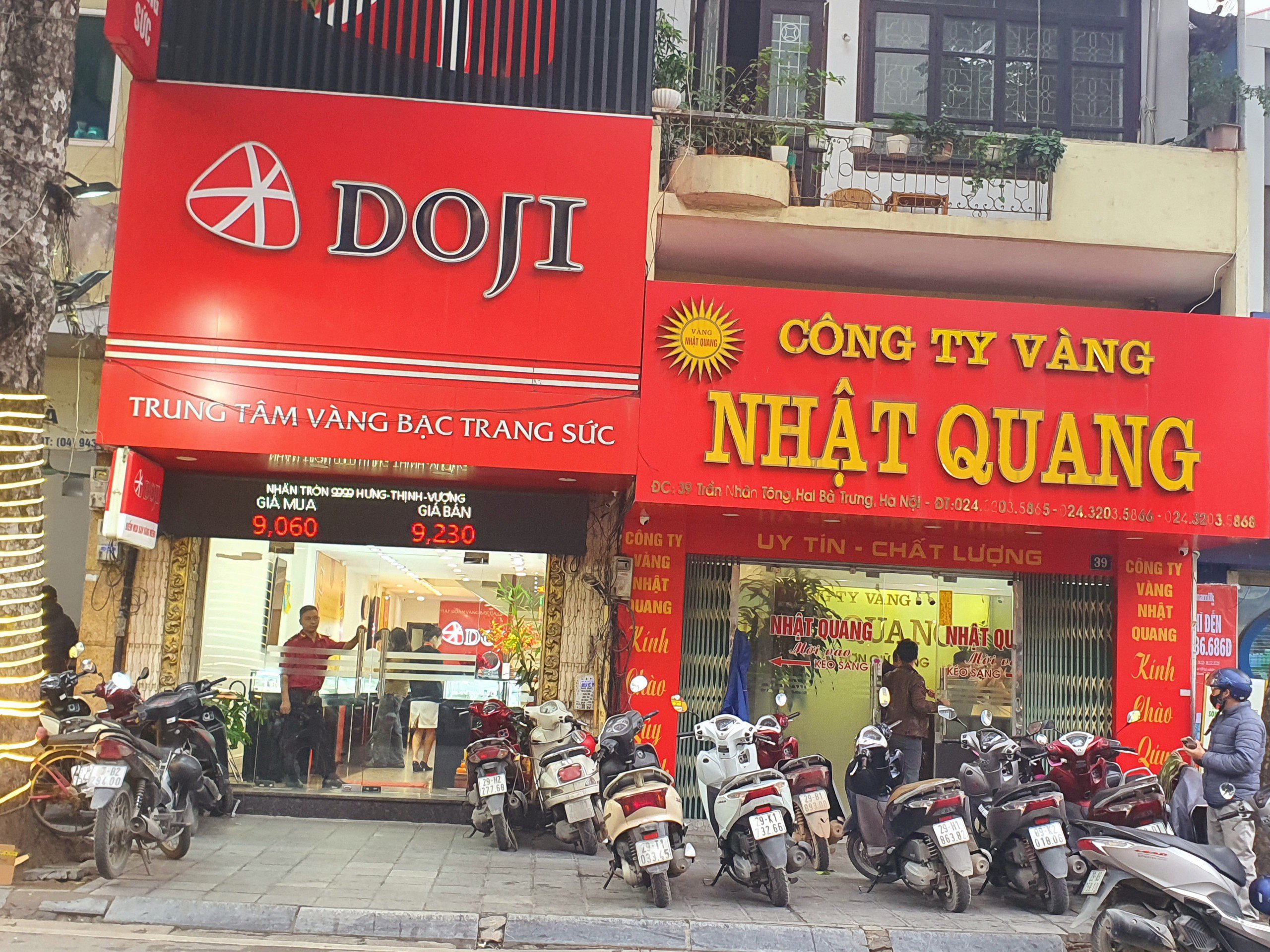 Chỉ trong vài tiếng, DOJI giảm 300 nghìn đồng cả hai chiều mua bán so với phiên đầu giờ sáng.