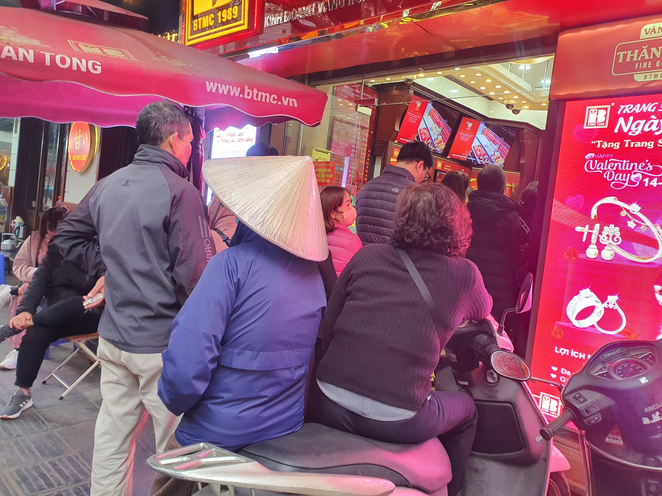 Người dân xếp hàng mua vàng nhẫn vào sáng nay.