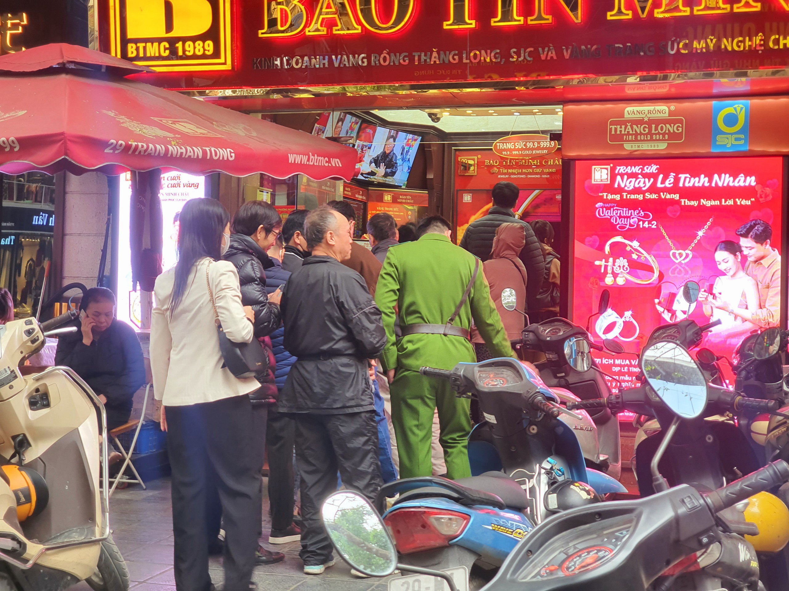 Nhiều người cho rằng, giá vàng còn tiếp tục tăng mạnh trong thời gian tới nên đổ xô đi mua.