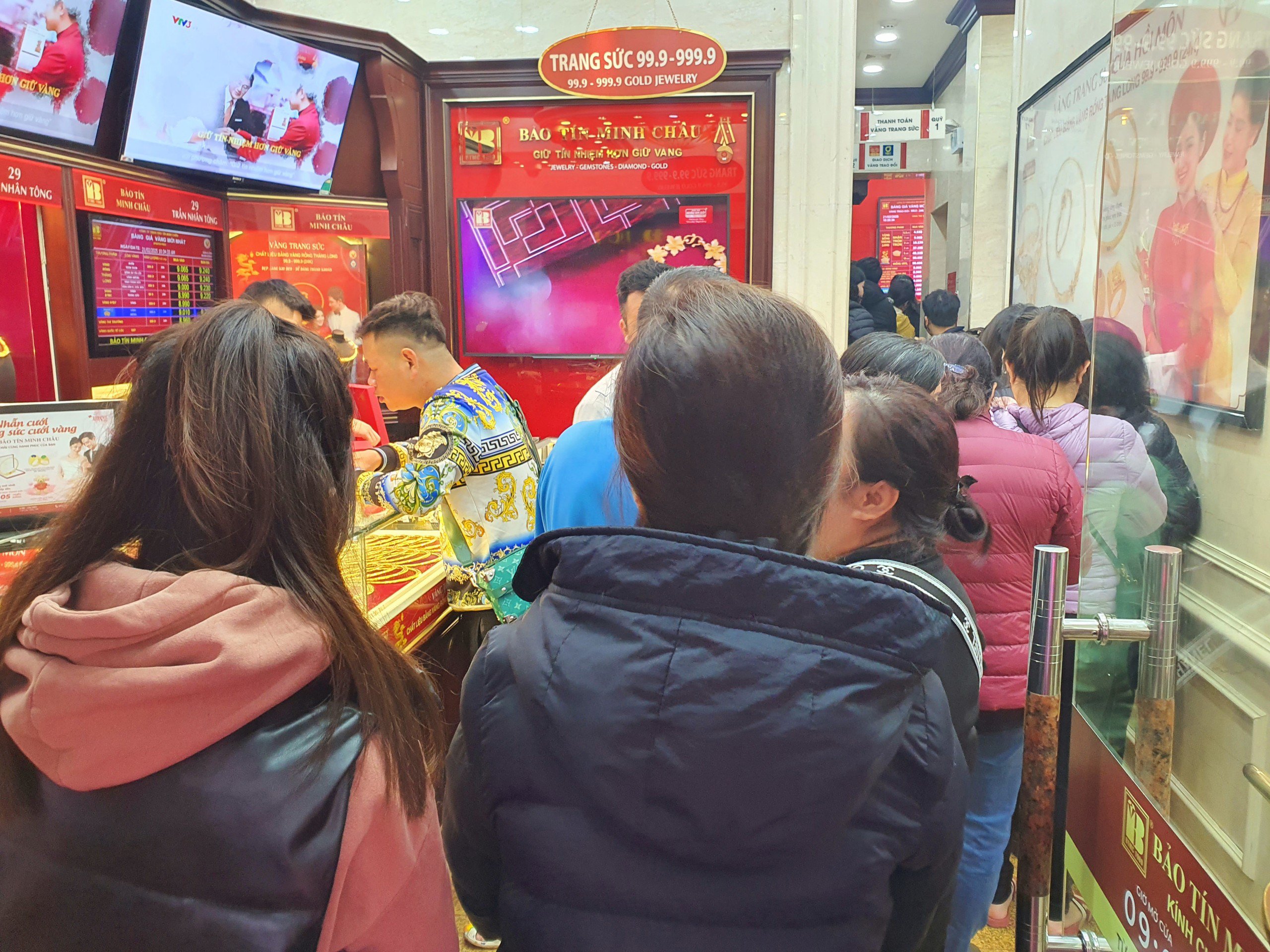 Bên trong lượng người đến xếp hàng chật kín lối đi.
