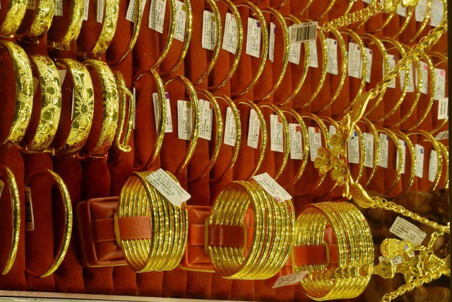 Giá vàng miếng SJC và vàng nhẫn bất ngờ giảm mạnh vào cuối ngày