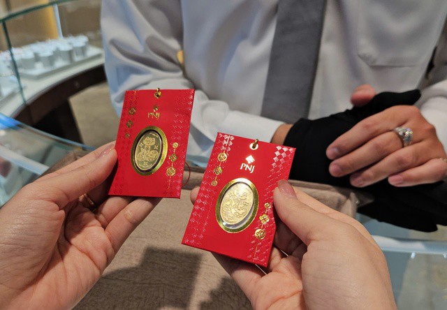 Giá vàng trong nước tăng mạnh vào cuối ngày