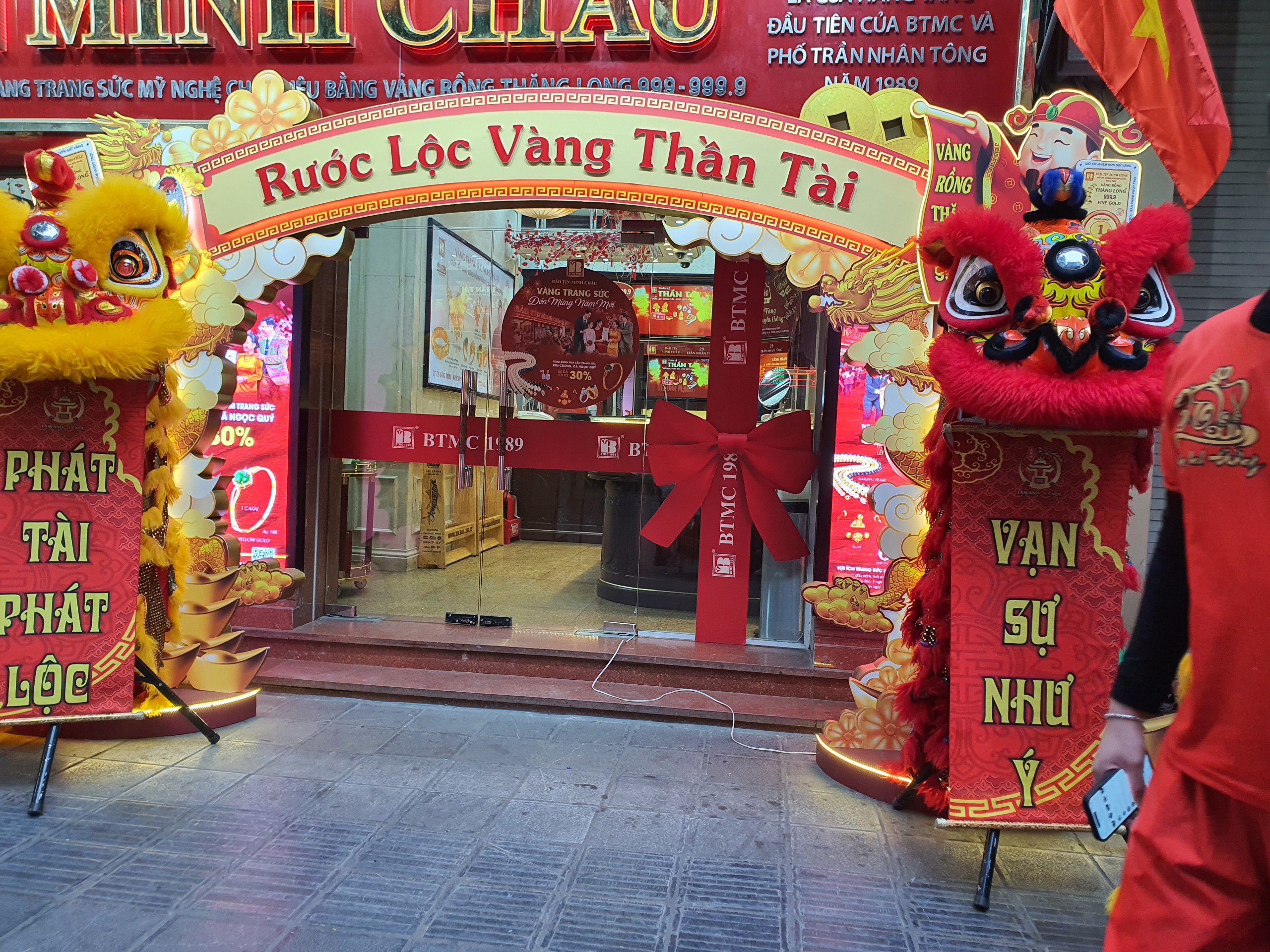 Sau kỳ nghỉ Tết Nguyên đán kéo dài, sáng nay (3/2), các cửa hàng kinh doanh vàng trong nước đồng loạt mở cửa khai xuân.