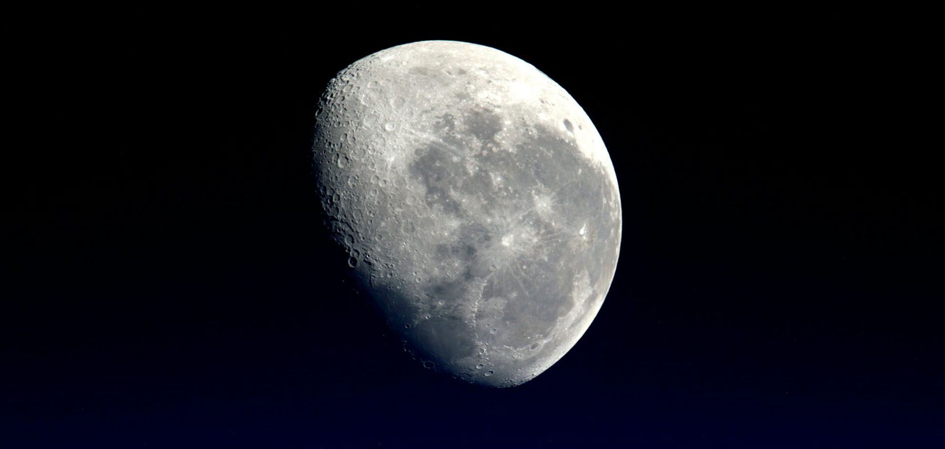 Một bức ảnh Mặt trăng của NASA.