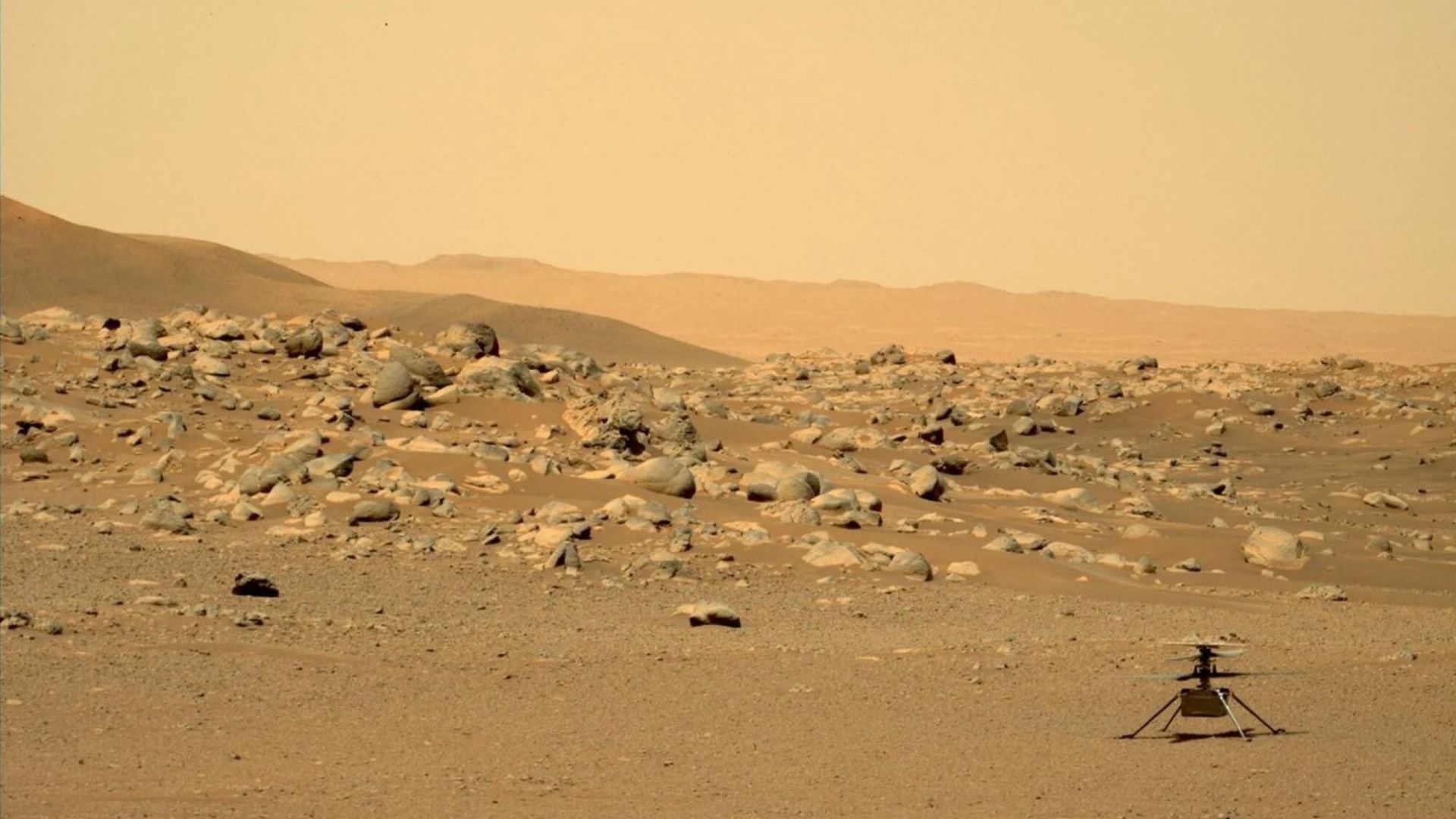 Hình ảnh bề mặt sao Hỏa, với một tàu vũ trụ của NASA đậu trên bề mặt đầy bụi.