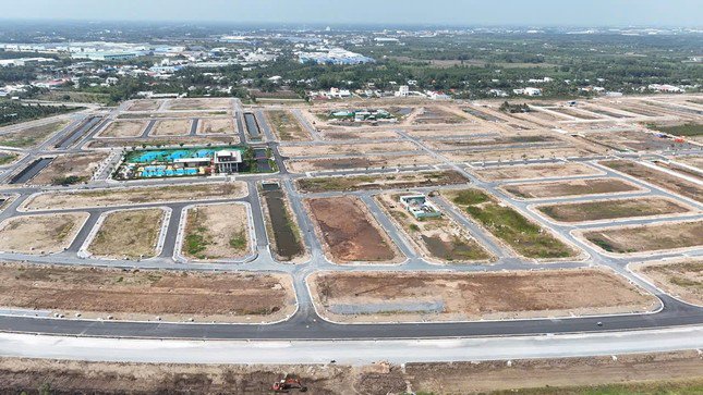 Năm 2025, nguồn cung đất nền dự kiến tăng, dao động ở mức 3.000 - 3.500 nền, tập trung chủ yếu tại Bình Dương, Đồng Nai và Long An.
