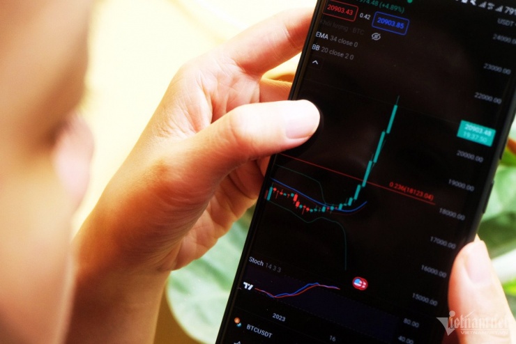 Người dùng đang xem giá Bitcoin trên sàn giao dịch tài sản ảo. Ảnh: Trọng Đạt