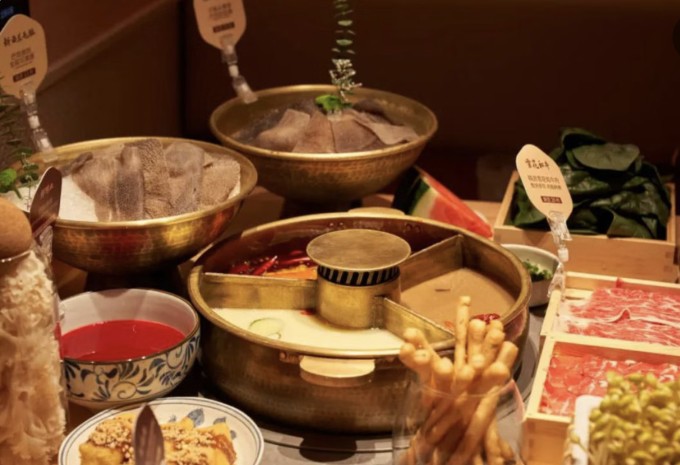 Chi phí ăn lẩu tại Banu Hot Pot khoảng 132 nhân dân tệ (khoảng 470.000 đồng) cho một khách, cao hơn các cửa hàng tương tự. Ảnh: Banu Hot Pot/ Weibo