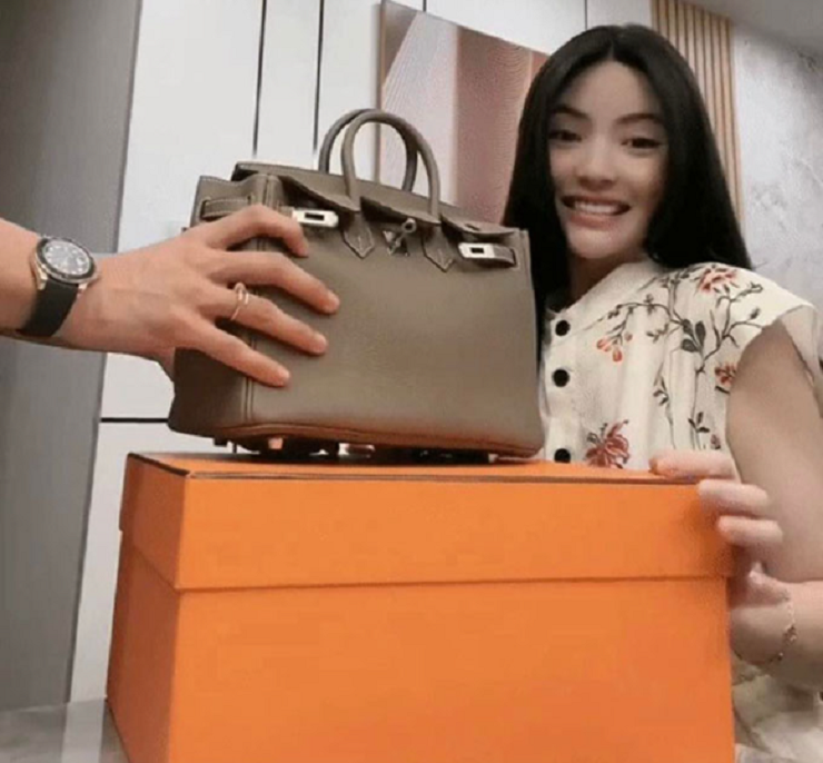Chu Thanh Huyền thường xuyên xuất hiện với bộ sưu tập túi xách hàng hiệu.
