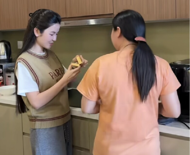 Chu Thanh Huyền chia sẻ khoảnh khắc tặng vàng cho bảo mẫu của con trai.
